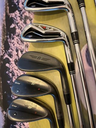 TaylorMade R9 Tour Hierros & Titleist Vokey Wedges