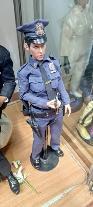 Figura 1/6 Mujer Policía Poptoys