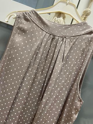 Camisa sin mangas con lunares marrones y blancos