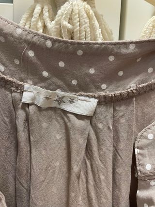 Camisa sin mangas con lunares marrones y blancos