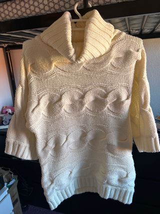 Jersey blanco cuello alto trenzado