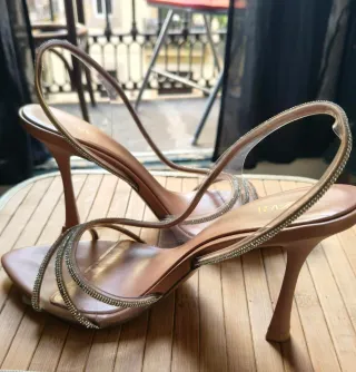 Zapatos de tacón Zara.