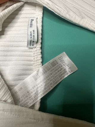 Top bianco a coste allacciato al collo