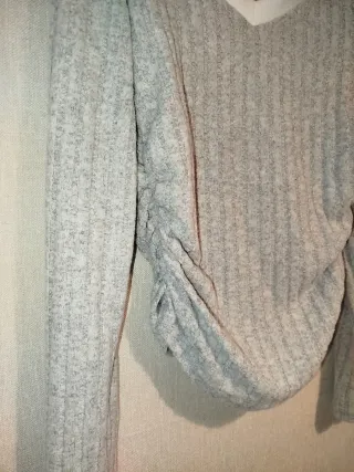 Suéter gris con cuello V y fruncido