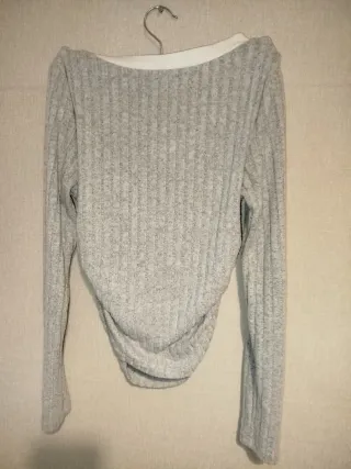 Suéter gris con cuello V y fruncido