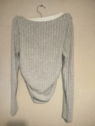 Suéter gris con cuello V y fruncido