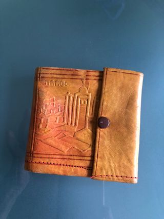 Cartera juvenil de piel con grabado