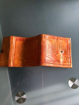 Cartera juvenil de piel con grabado