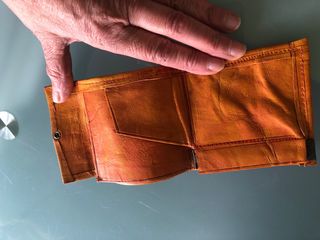 Cartera juvenil de piel con grabado