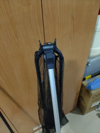 Caña de pescar con carrete y red