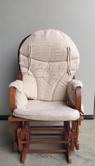 Poltrona a dondolo in tessuto e legno
