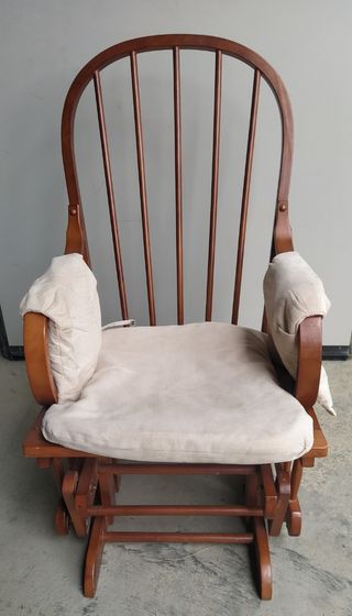 Poltrona a dondolo in tessuto e legno