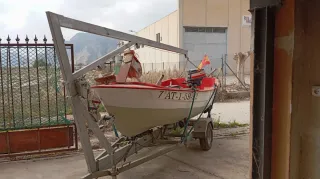Barca con remolque y motor