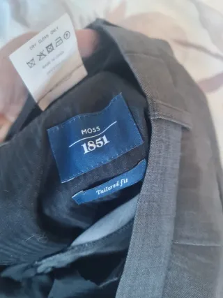 Traje marca Moss 1851. Perfecto estado en su funda