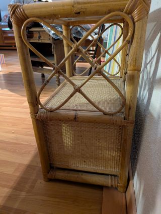 Mesita de noche de mimbre y cristal