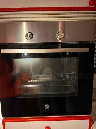 Horno Balay con bandeja y rejilla.
