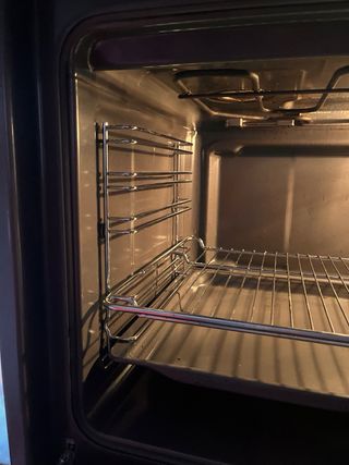 Horno Balay con bandeja y rejilla.