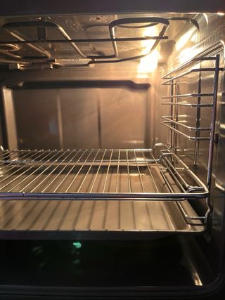 Horno Balay con bandeja y rejilla.