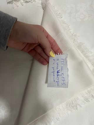 Mantelería de tela blanca con flecos