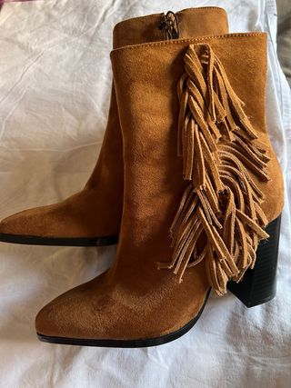 Botines con flecos marrones