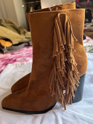 Botines con flecos marrones