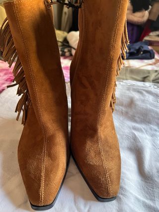 Botines con flecos marrones