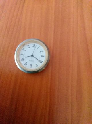 Esfera de reloj con números romanos