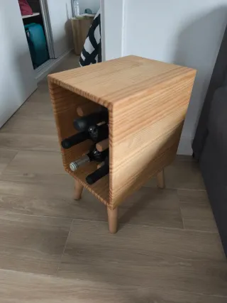 Botellero de madera con patas