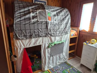 Litera infantil IKEA con zona de juegos