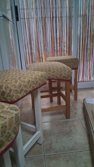4 Taburetes de madera y tela