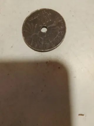 Moneda antigua 1937 con agujero
