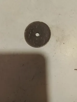 Moneda antigua 1937 con agujero