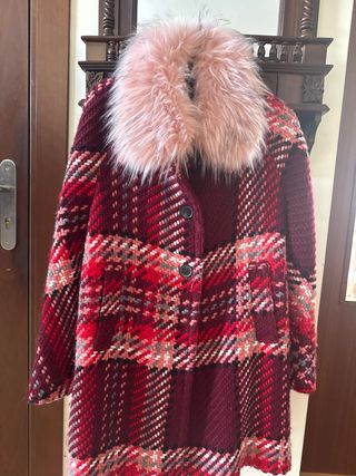 Abrigo estampado geométrico con cuello de pelo