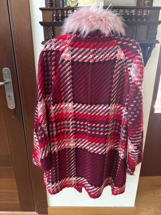 Abrigo estampado geométrico con cuello de pelo