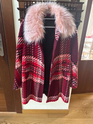 Abrigo estampado geométrico con cuello de pelo