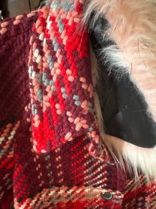 Abrigo estampado geométrico con cuello de pelo