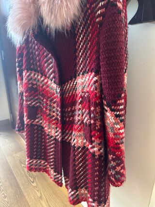 Abrigo estampado geométrico con cuello de pelo