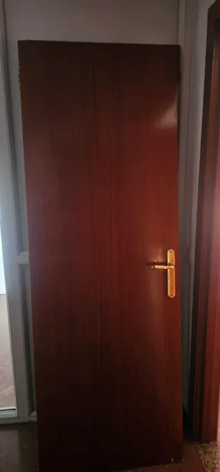 Puerta de madera en buen estado