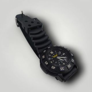 RELOJ MILITAR UZI SWISS TRITIUM ESFERA NEGRA CORRE DE GOMA 200 WATER RESISTANT