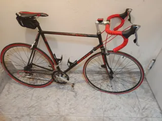 Bicicleta de carretera roja