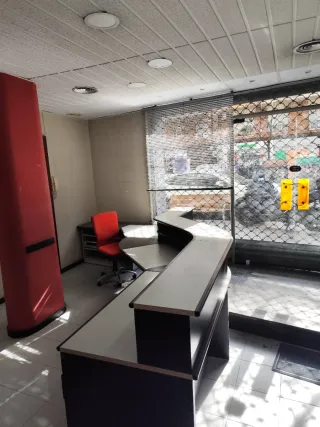 Módulos oficina con escritorios y sillas