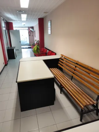 Módulos oficina con escritorios y sillas