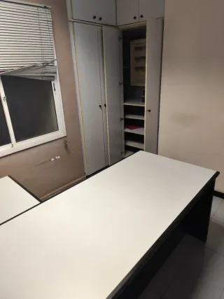 Módulos oficina con escritorios y sillas