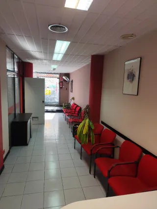 Módulos oficina con escritorios y sillas