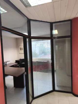 Módulos oficina con escritorios y sillas