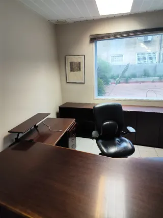 Módulos oficina con escritorios y sillas