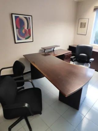 Módulos oficina con escritorios y sillas