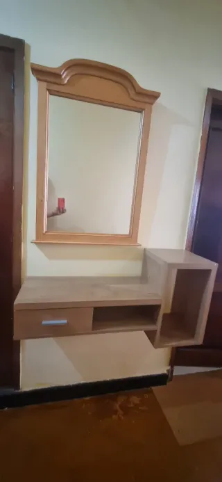 Mueble recibidor con espejo de madera