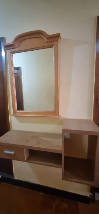 Mueble recibidor con espejo de madera