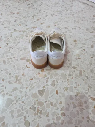 Zapatillas Adidas spezial Beige y Blancas
